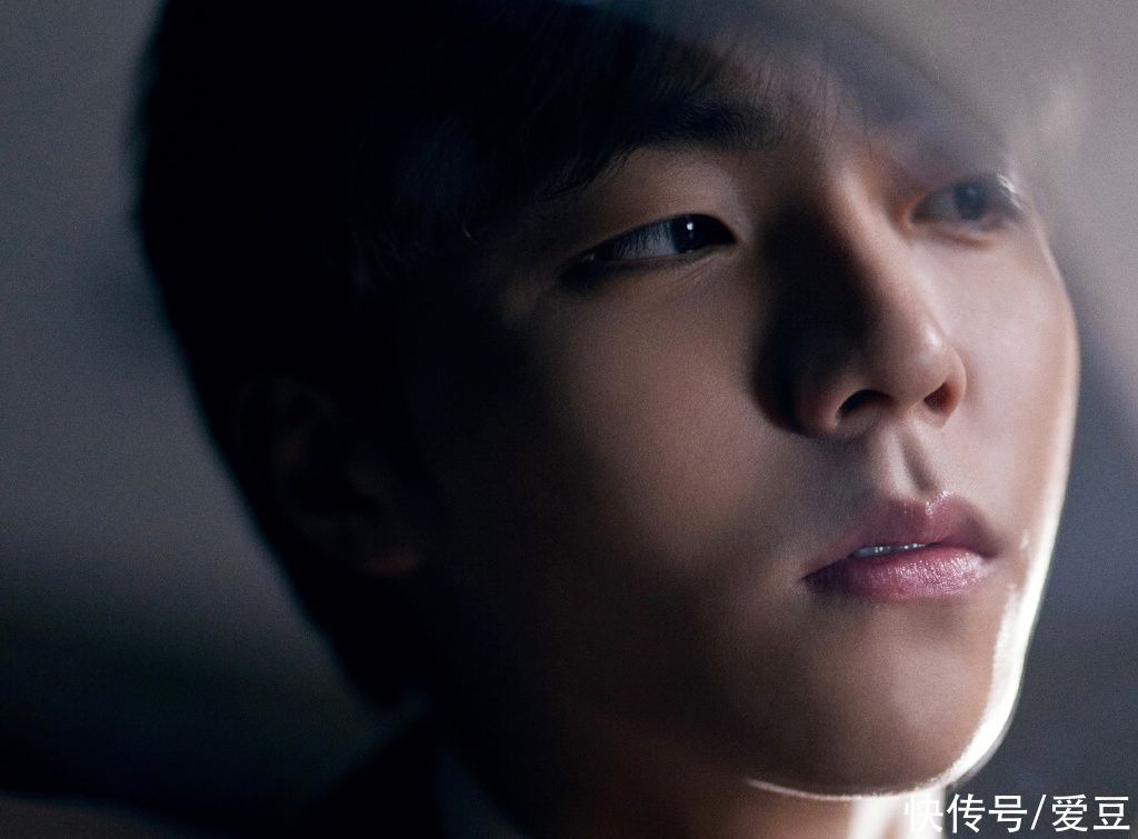 210130 陈立农亮相颁奖晚会演唱《年少无邪》四项提名中荣获“最受欢迎新人”奖项