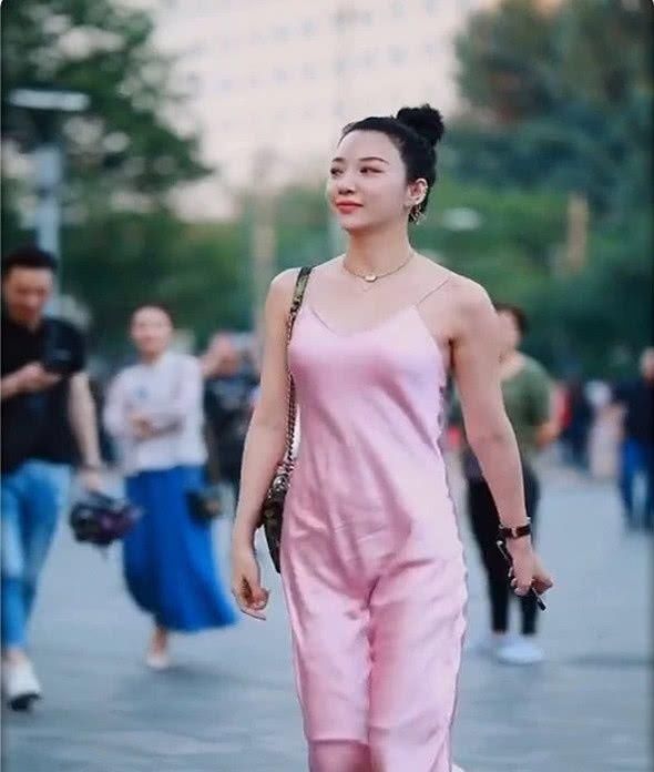 街拍身穿“荧光粉睡衣”的辣妈,亮面款式,更显皮肤白皙