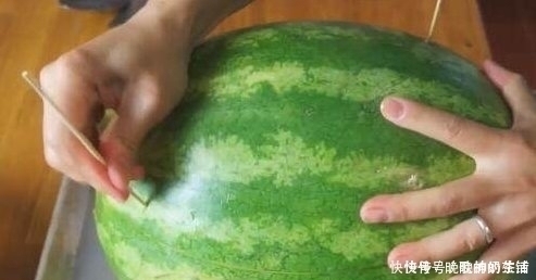 西瓜|女孩将整只鸡放入西瓜里,自称做西瓜鸡,切开后的场景让人称赞