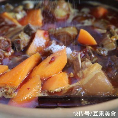 红焖羊肉一口下肚，唇齿留香