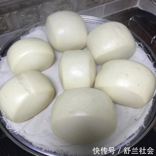 保鲜膜|蒸馒头时，把酵母直接放面粉里就错了，教你正确做法，香软蓬松！