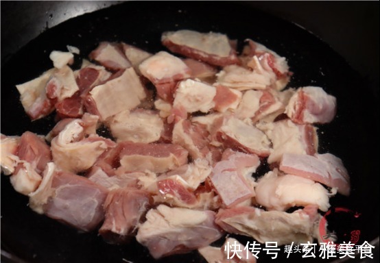 炖牛腩切记别直接焯水，看20年大厨的做法，肉质软烂，汤汁鲜美