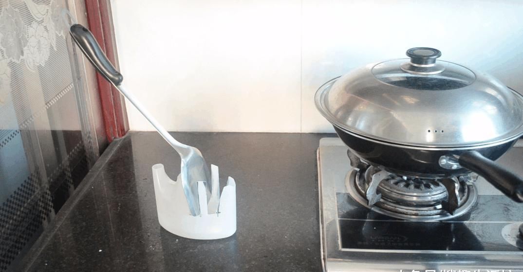 洗衣液瓶子别扔了, 简单剪几刀, 放在厨房这样用, 人人见了都夸好