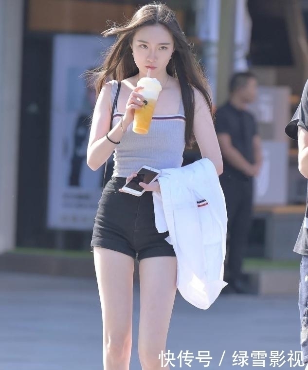 小姐姐|灰色紧身吊带突出锁骨，黑色紧身短裤突出长腿，是心动的感觉