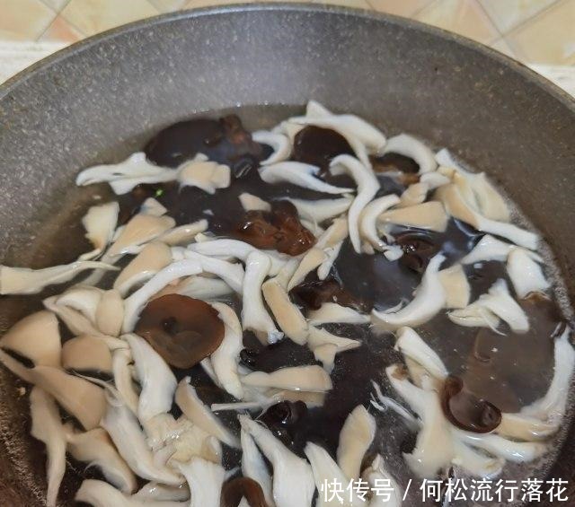 素炒木耳秀珍菇,青爽可口,老少皆宜