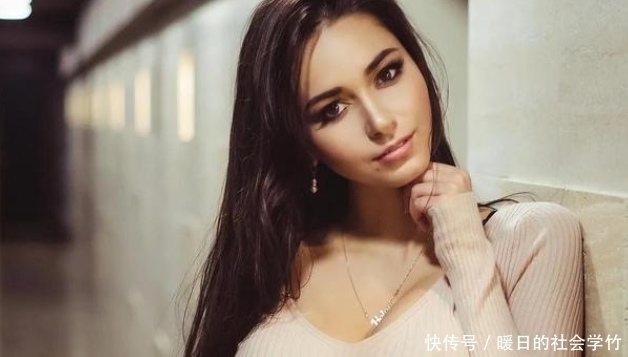 美女|俄罗斯美女被称“战斗民族”里的“娇媚天使”,网友:这身材爱了