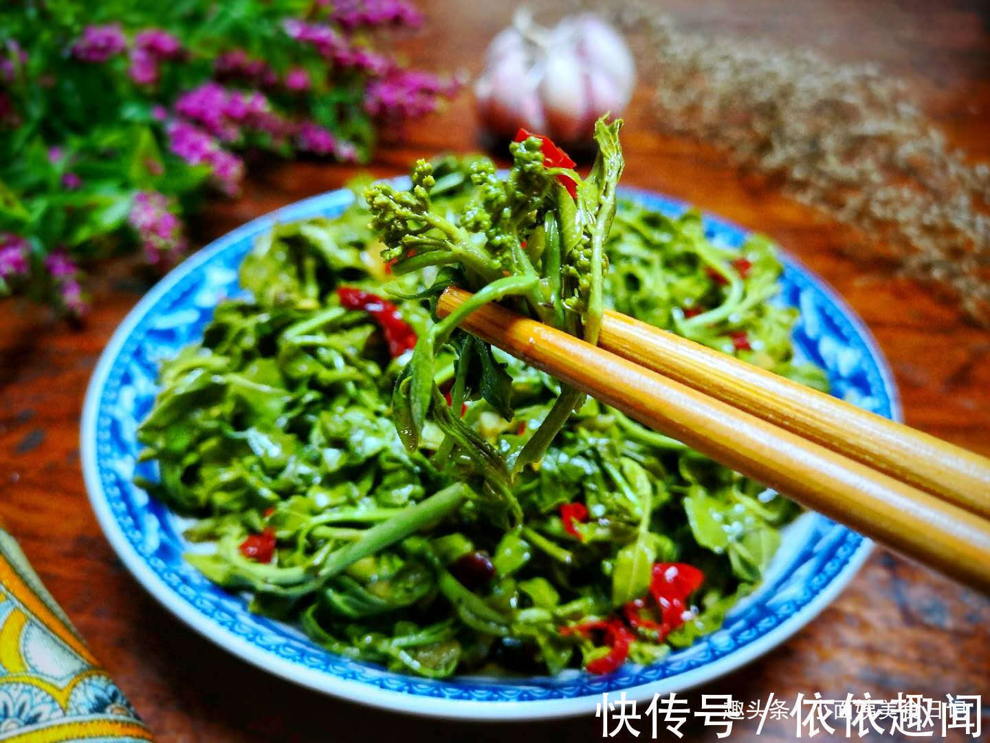 这树叶很多人都没吃过，比香椿芽还香，一烫一拌，是最好开胃菜！