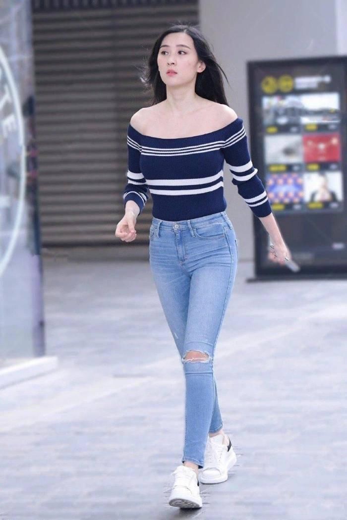 牛仔裤|蓝白条纹针织衫,搭配修身牛仔裤,一如既往的时尚耐看