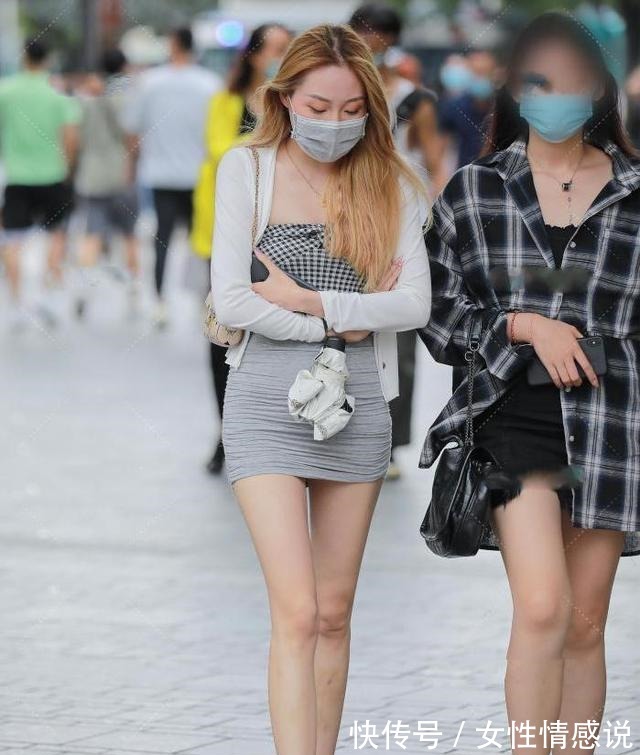 清新 小格子上衣搭配半身褶皱裙,时尚性感,清新活泼!