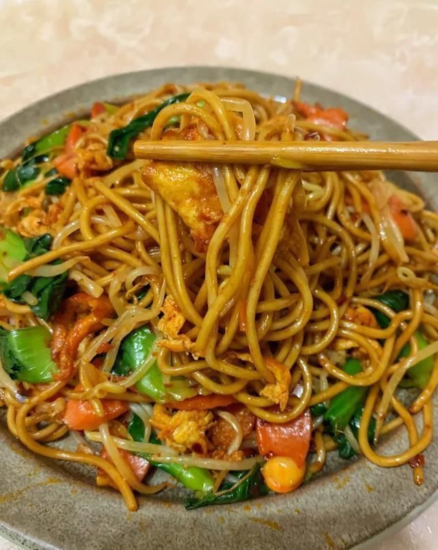 路边摊上偷学来的炒面做法学会它可以去摆摊了,哈哈