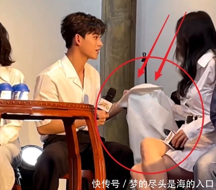 杨颖穿裙子现身发布会,大家坐一起热聊时,谁注意到黄旭熙的举动