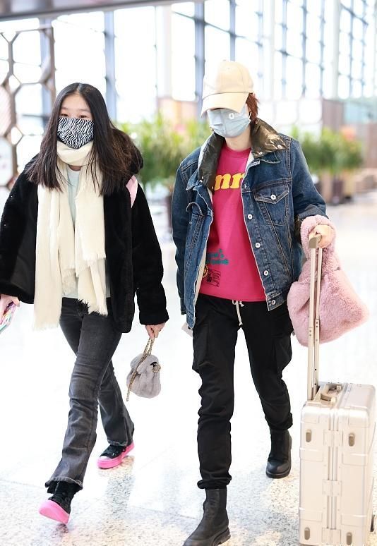 手拎包 马伊琍年后带女走机场,爱马胖太多变眯眯眼,拎大牌包穿貂大变样