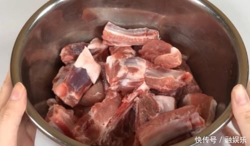 排骨不要直接用水洗,会越洗越脏,教你1个妙招,脏东西全跑出来