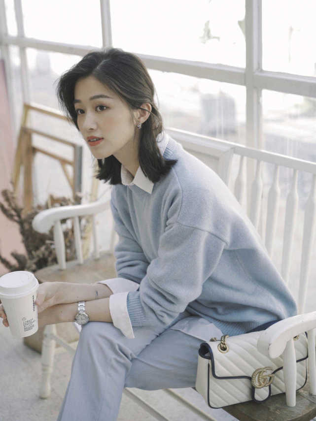 毛衣|秋冬季,“薄荷色”毛衣火了,搭配上白色半身裙温柔优雅,超洋气