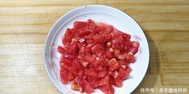 西红柿别再只是炒鸡蛋，和它一起做，开胃下饭，孩子点名要吃的菜