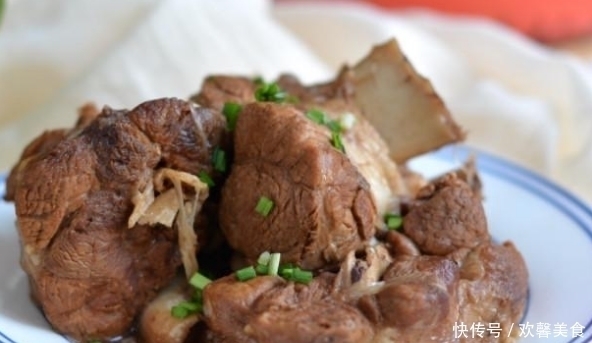 猪身上最好吃的两块部位，价格是排骨的一半，懂行人看见就买