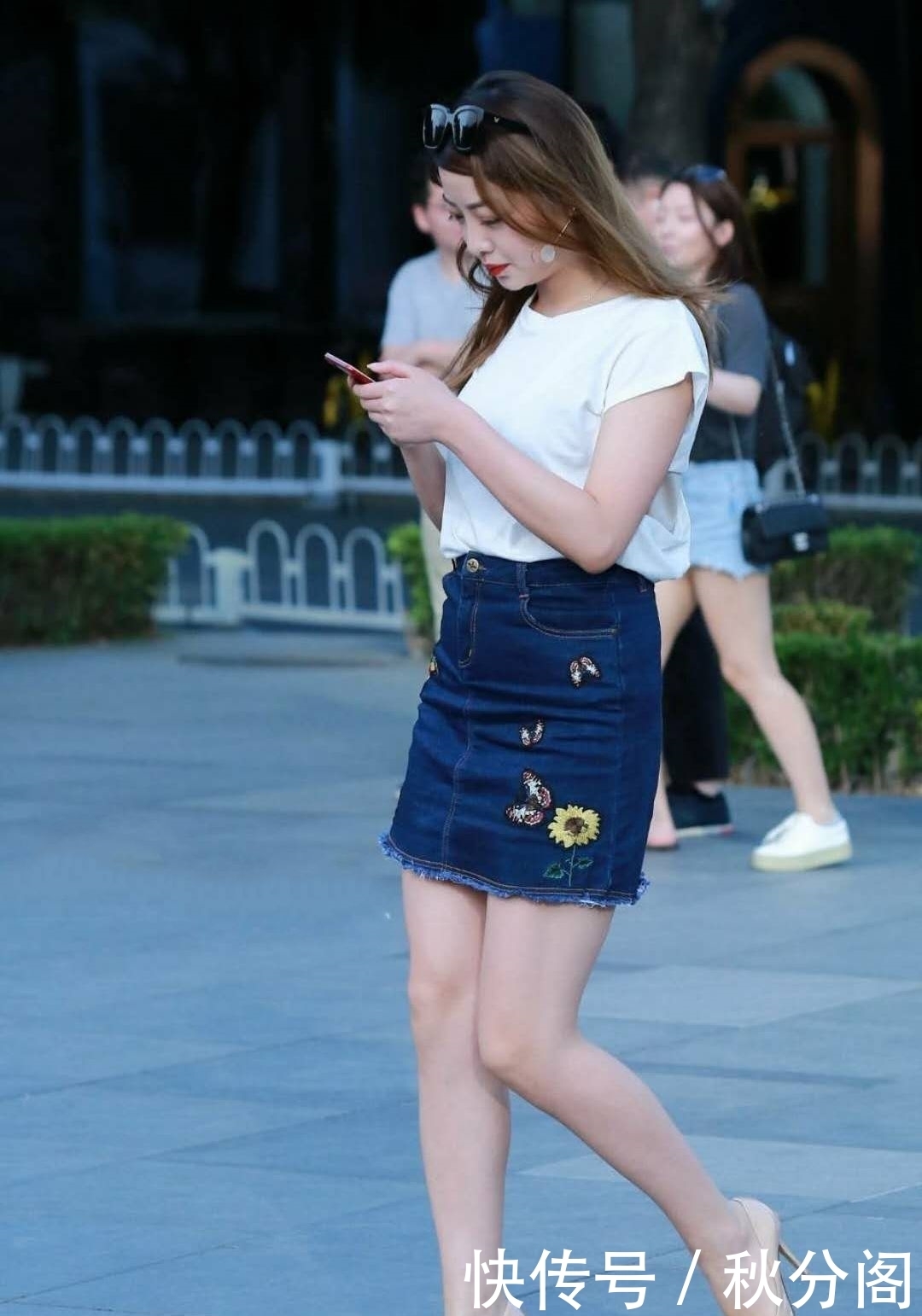 街拍:牛仔短裙搭配个性十足的短款T恤,既休闲随性又柔美