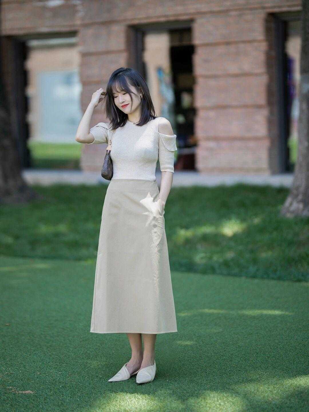 洋气|入秋,小个子适合走气质路线,黑色T恤配白色高腰直筒裤,超洋气