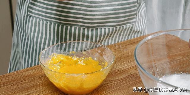 轻轻软软像在捏了朵云，一口下去奶香、醇苦、香甜、微酸