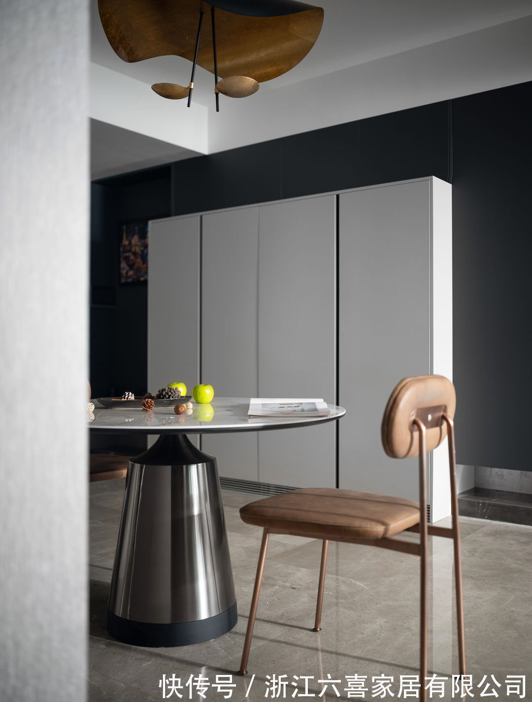 业主|嵌入式冰箱与玄关柜的无界组合,开放式厨房实现空间的通透和敞亮