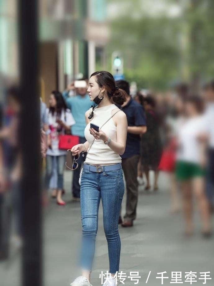 行头|街拍:美女就你这身行头出门,回头率老高了。