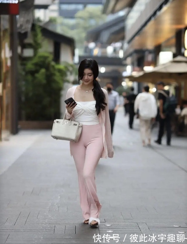 典雅|被实力圈粉!30岁女性选择“微喇裤”,洋气又高贵典雅,好美啊