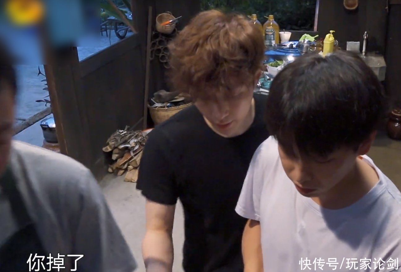 家人们|彭昱畅炒菜时肉掉在了地上，张艺兴举动成亮点，再也不说他奢侈了