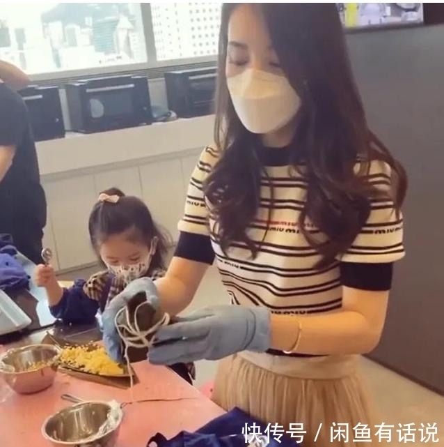 元素|方媛不愧是天王嫂,印花T恤配小黑裤也穿出高级感,气质都升华了