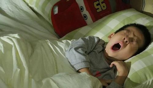 打骂|孩子晚上到点不睡觉,打一顿就好了?“无能”的父母才只会打骂!