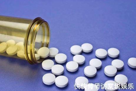 盆栽一枯萎，老婆就在盆栽里放入小药片，不久盆栽又绿油油！