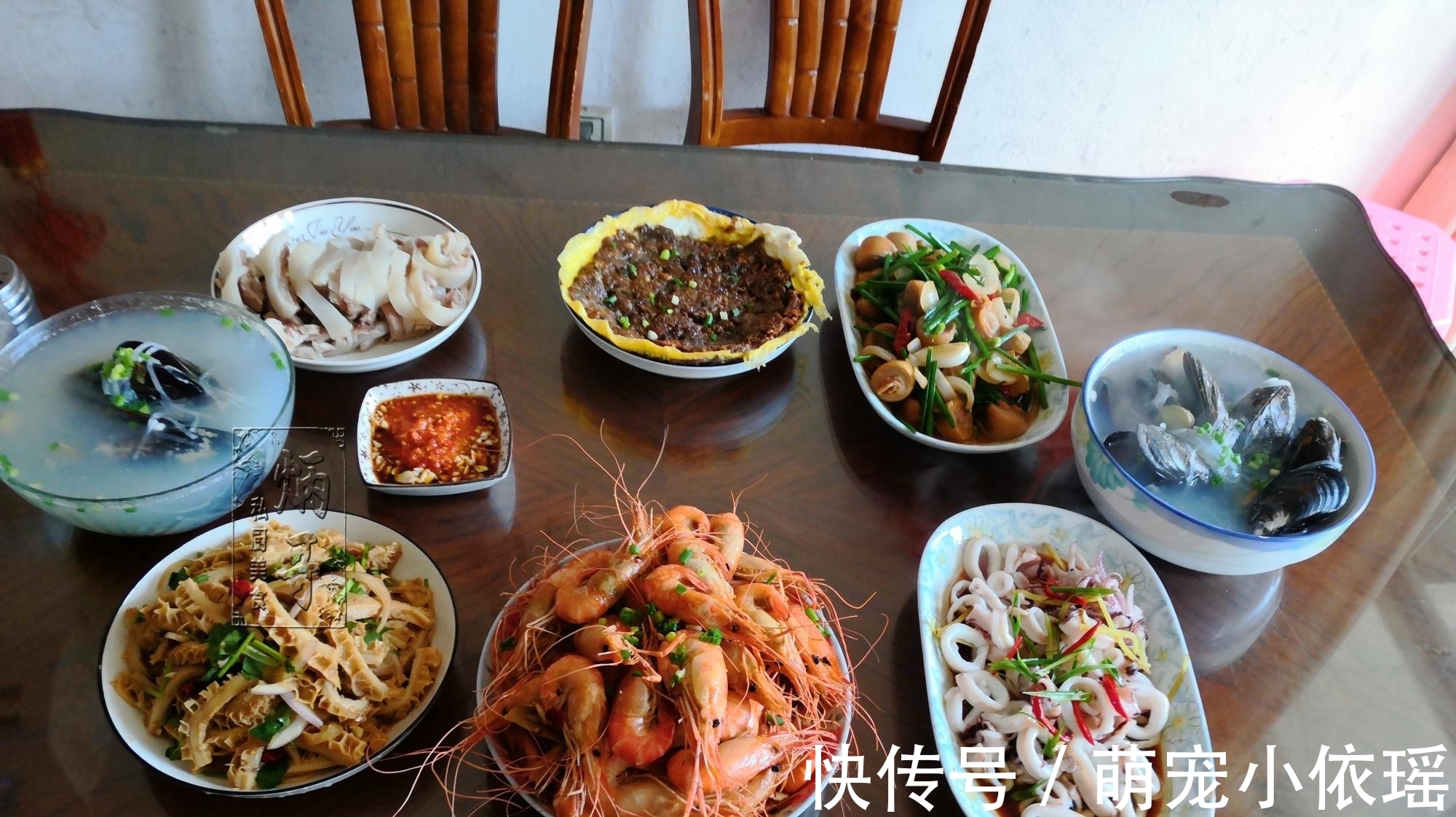 水煮面|表妹晒待客晚餐,网友:南方人真舍得吃,这餐饭没七八百下不来吧