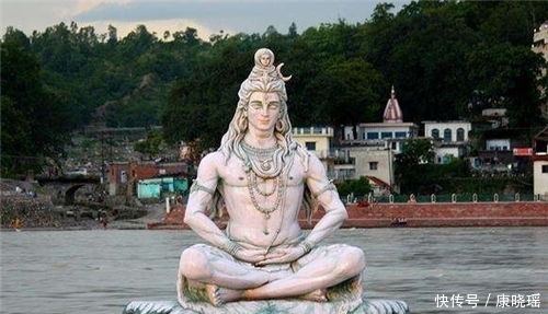 种姓制度|印度苦行僧:因为梦高举右臂47年,如今手臂固定在肩上,无法转动