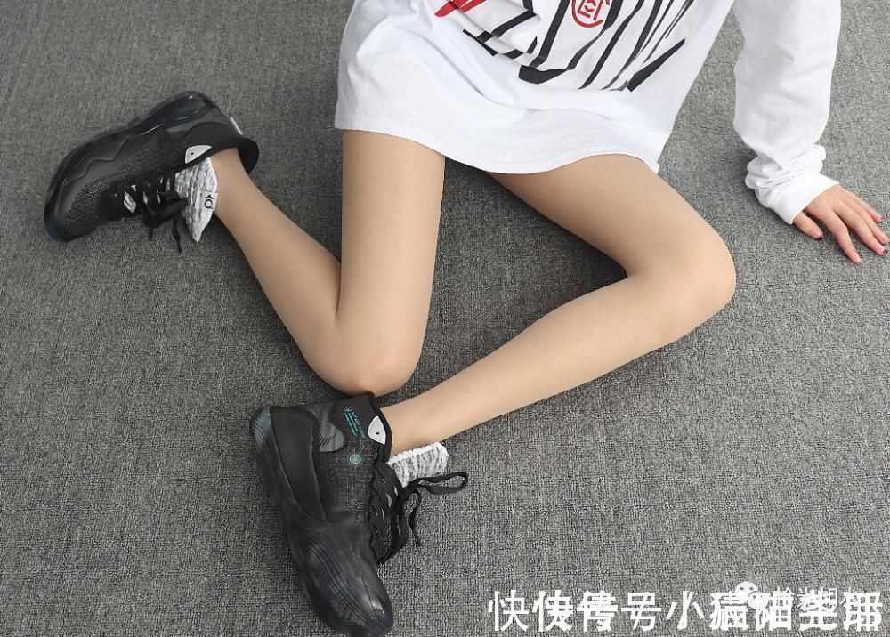 全掌 杜兰特12代“黑武士”篮球鞋,灰色鞋身,鞋帮内侧蓝色标签点缀。