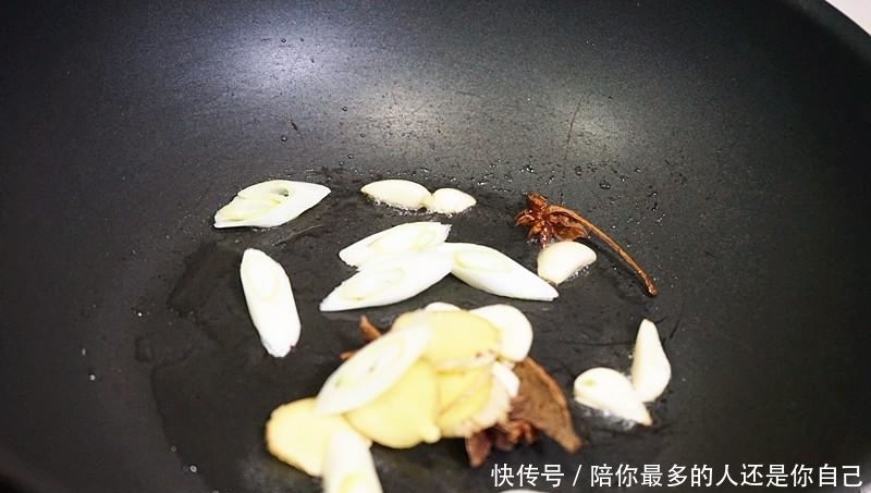 一道菜撑起一家店,鲜味十足,香味扑鼻,辛辣回味,灵魂是配菜