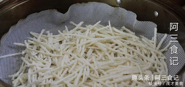 鸡蛋|土豆里加3个鸡蛋,教你新做法,比吃红烧肉还香,营养又下饭