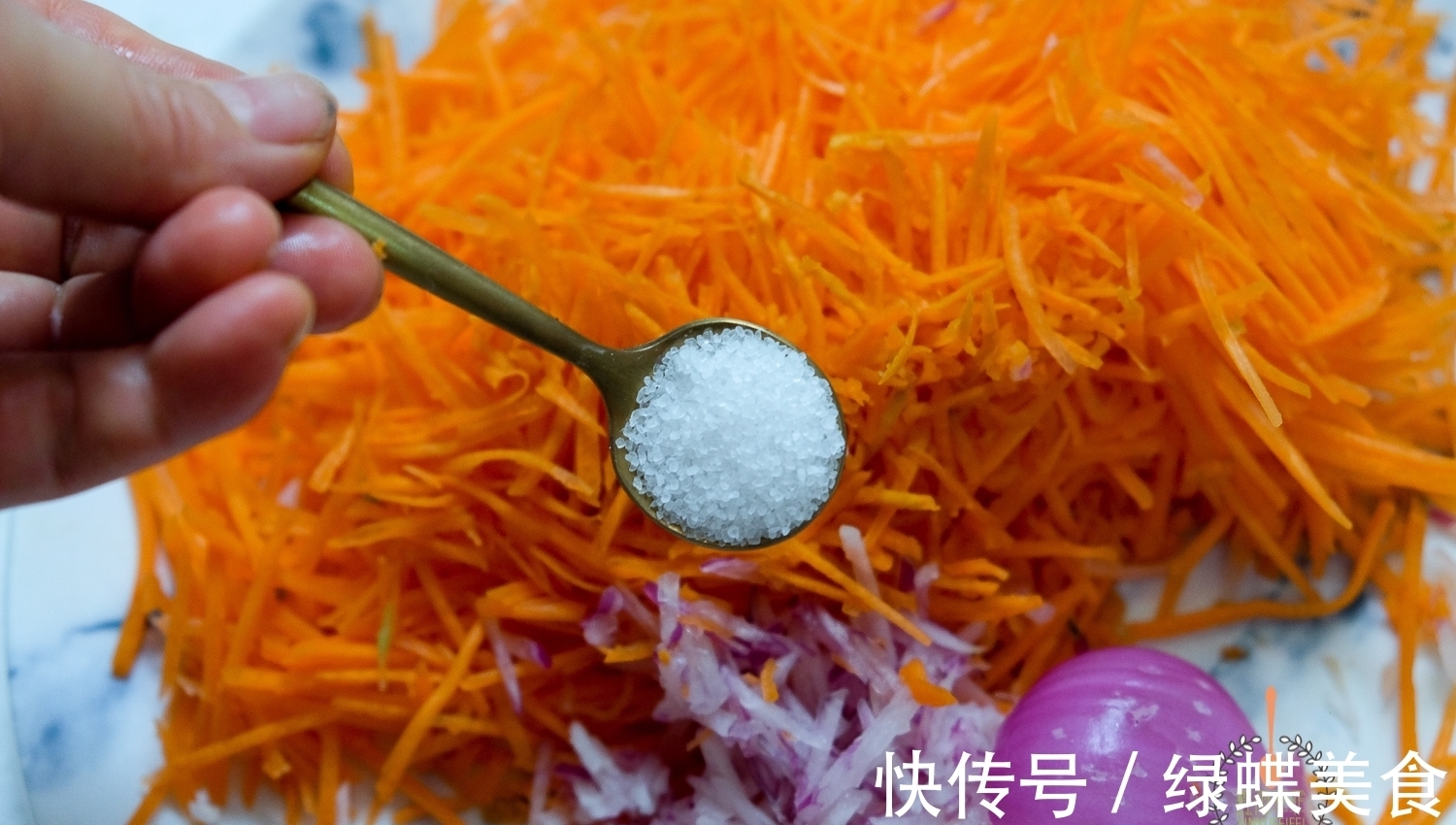 胡萝卜|胡萝卜别再生着吃了，教你一个新吃法，口感清脆，营养好吸收