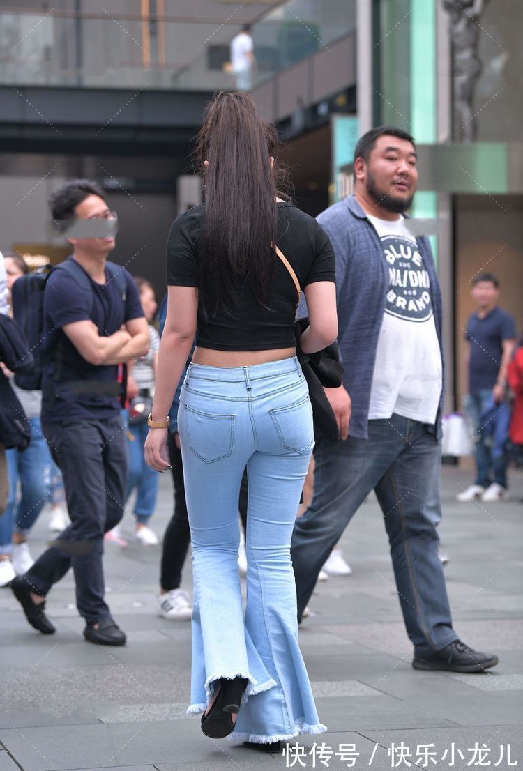 t恤 黑色短款T恤配牛仔裤,更显腰细,一定要搭配出好的身材!