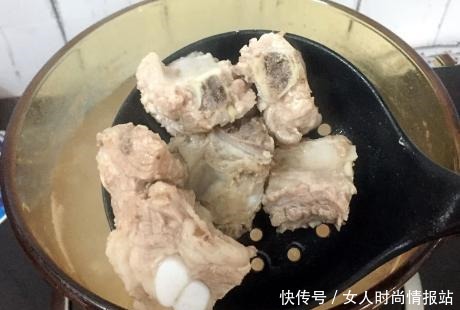 炖排骨汤,有人先放盐有人后放盐做对了,排骨香嫩营养高