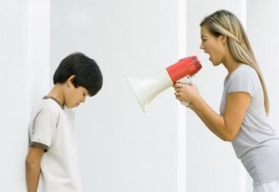 育儿百科|3岁儿子吃了半包干燥剂,妈妈的动作救了娃,医生竖起大拇指称赞