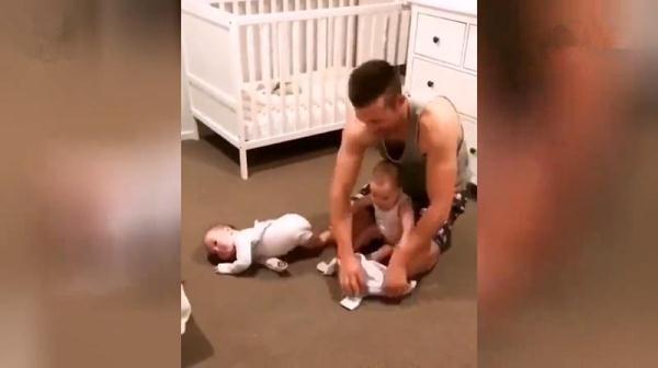 新手|新晋奶爸为俩娃穿衣火了,被网友纷纷调侃:两只手抓不过来要急死