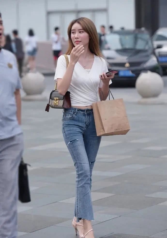 街拍美图牛仔裤穿搭也要追求个性,这样才能够美的出众