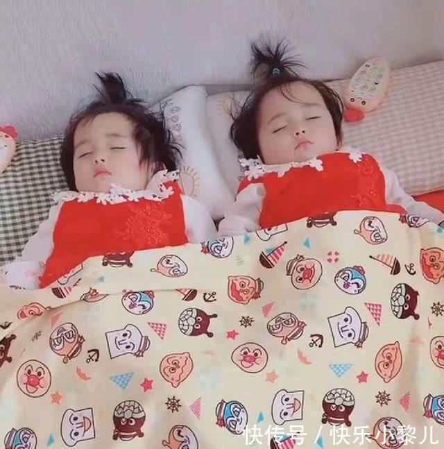 双胞胎姐妹一本正经睡着后，宝妈掀开被子后，被姐妹俩的睡姿逗笑