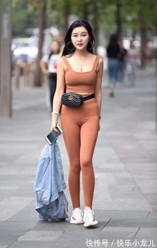 运动鞋 瑜伽背心搭配瑜伽裤,酷酷地戴上棒球帽很有气场,青春有活力