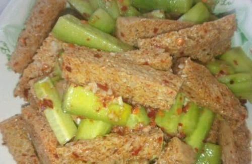 搭配|黄瓜搭配它一起,想不瘦都难,每天来一盘,腰细了,皮肤更细腻