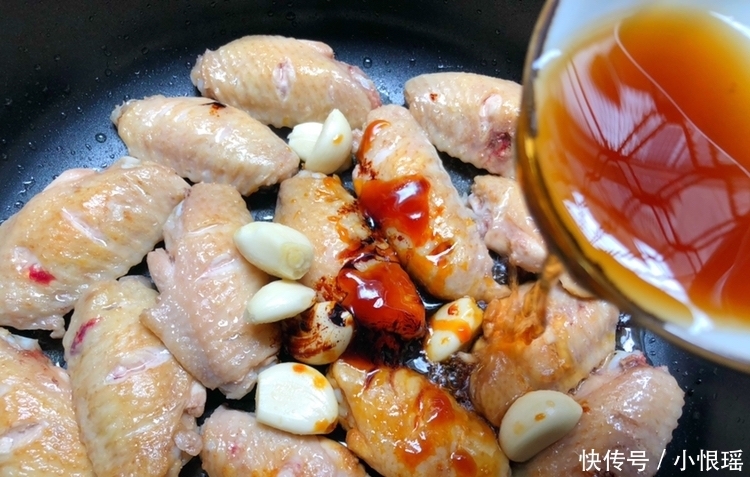 鸡翅这样做,鲜嫩多汁,好吃到舔手指,做法用料超简单