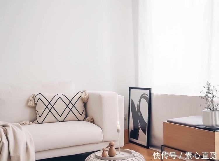 极简|白色的墙面与原木质家具的结合,简简单单的美感,来人都说好看~