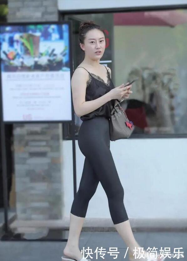 打底裤外穿需要很大的勇气,但是看到满意的身材比也是值得了