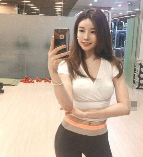 街拍丰腴性感的紧身打底裤美女,展示出纤细的大长腿