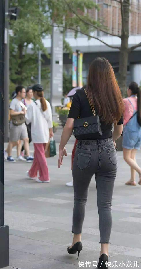 春天里 百搭的紧身牛仔裤,时尚潮流里的王者,小姐姐这穿戴堪称示范模板
