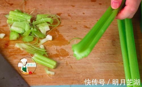焯水|炒芹菜时,先焯水或直接炒都不对,牢记三个技巧,芹菜脆嫩不塞牙